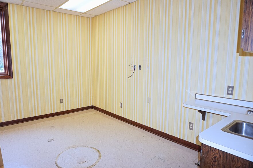 More Photos Of 1185 New Litchfield St, Torrington Medical For Sale