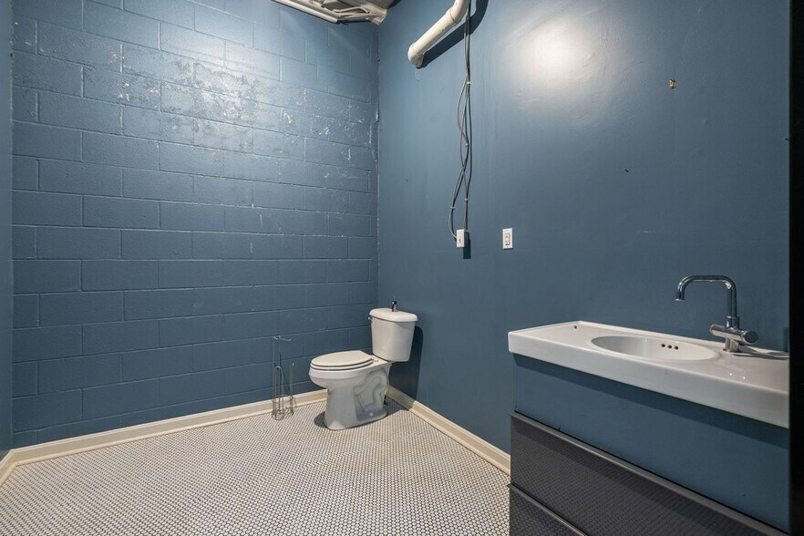 More Photos Of 1320 E Washington St, Louisville Light Manufacturing For Sale