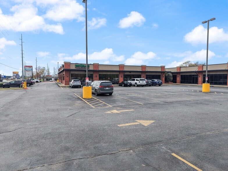 More Photos Of 2500-2502 SW 14th St, Bentonville Unknown For Lease