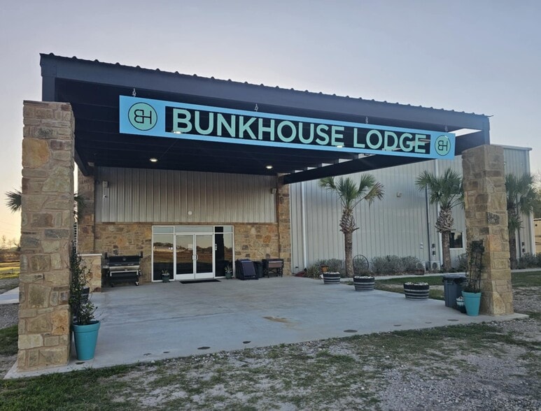 Primary Photo Of 1811 State Highway 185 E, Seadrift Hotel For Sale