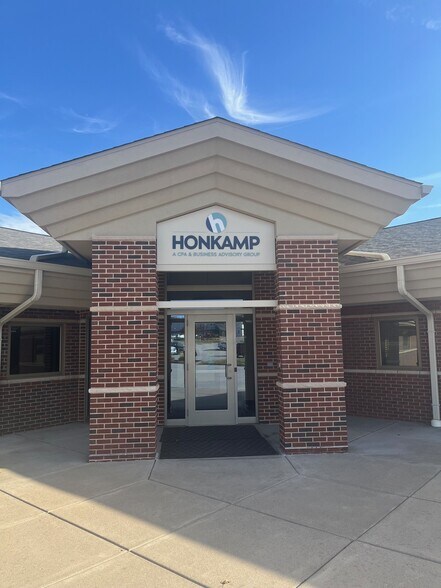 More Photos Of 908 W 35th St, Davenport Office For Sale