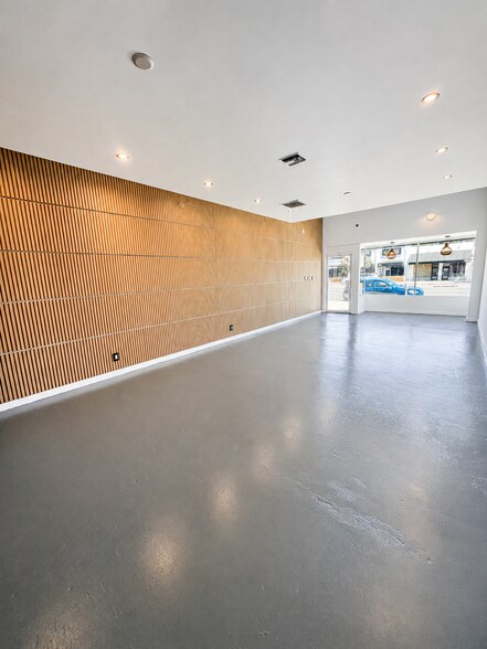 More Photos Of 22750-22754 Ventura Blvd, Woodland Hills Storefront For Lease
