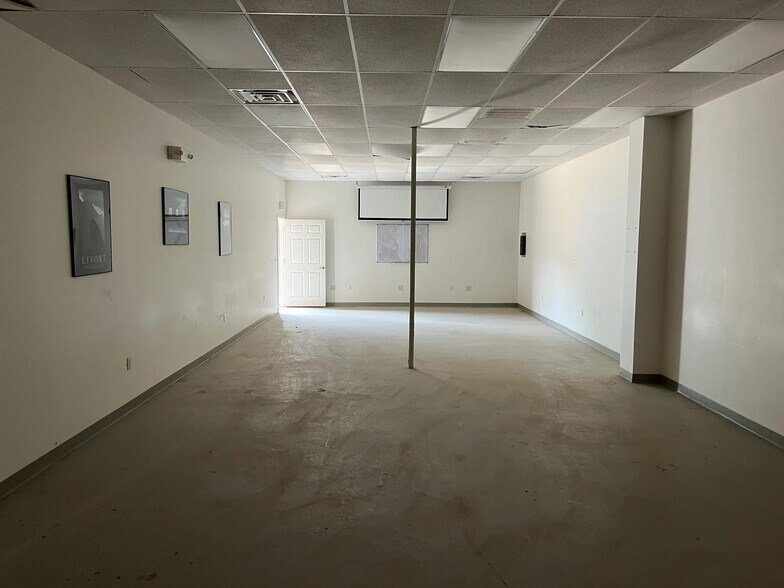 More Photos Of 714 Main St, Buffalo Gap Warehouse For Lease