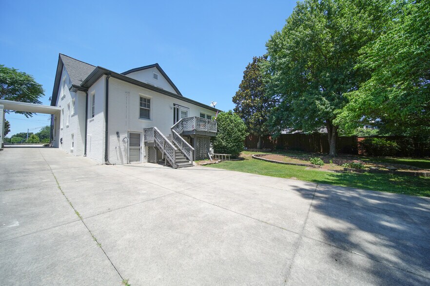 More Photos Of 610 Hawthorne Ln, Charlotte Office Residential For Sale