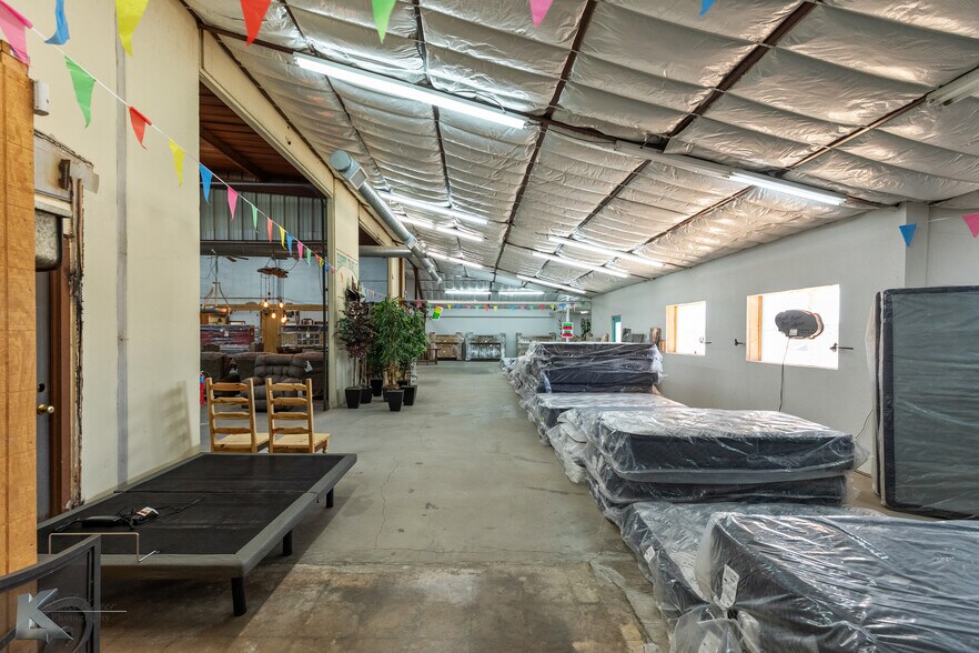 More Photos Of 302 N Access Rd, Clyde Showroom For Sale