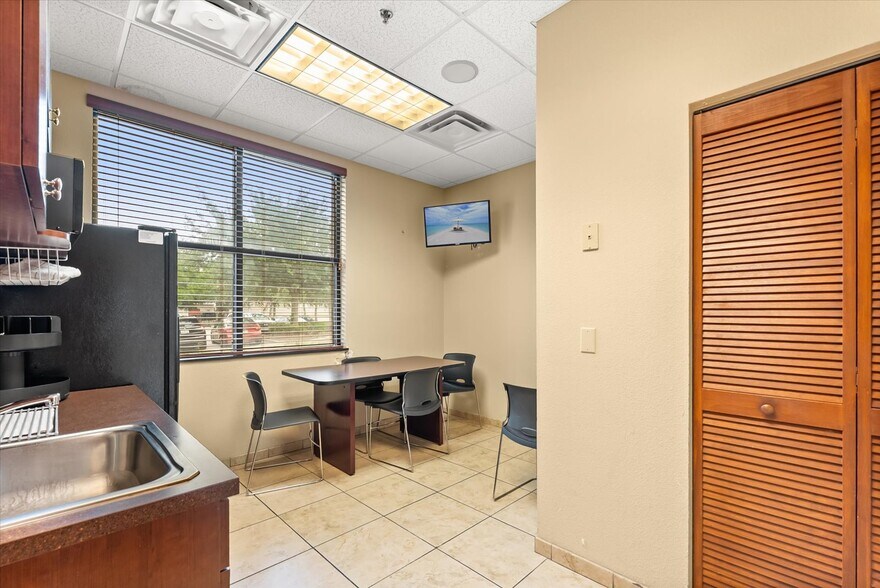 More Photos Of 1507 S Hiawassee Rd, Orlando Medical For Sale