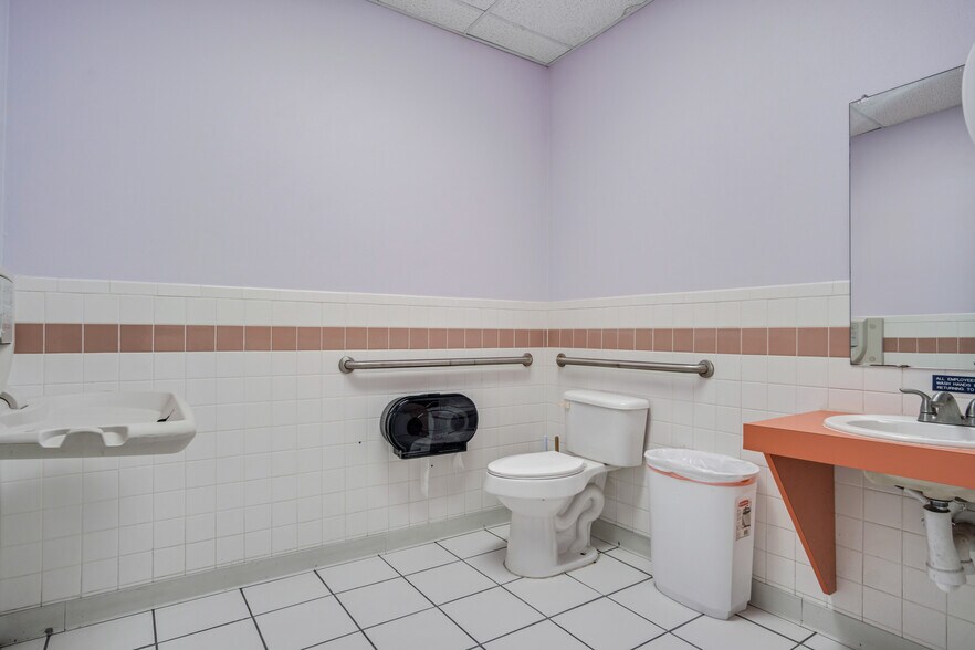 More Photos Of 5506 Broadway Blvd, Garland Medical For Sale