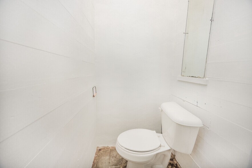More Photos Of 1118 18th St, Hondo Storefront For Sale