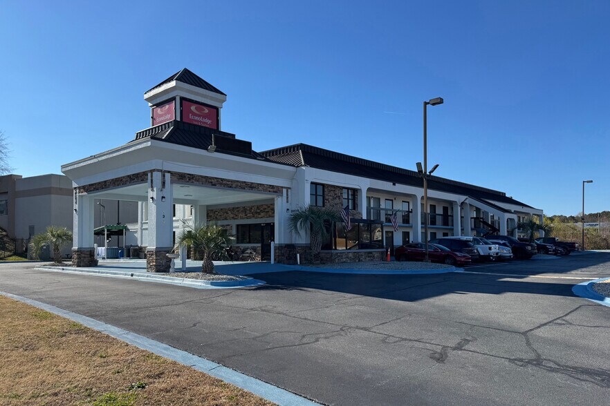 Primary Photo Of 130 Holiday Dr, Macon-Bibb Hotel For Sale
