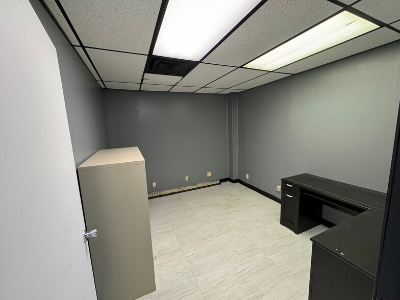 More Photos Of 10826 E Newton Pl, Tulsa Service For Lease