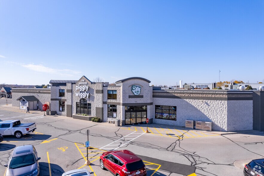 More Photos Of 505-525 Cottonwood Ave, Hartland Unknown For Lease