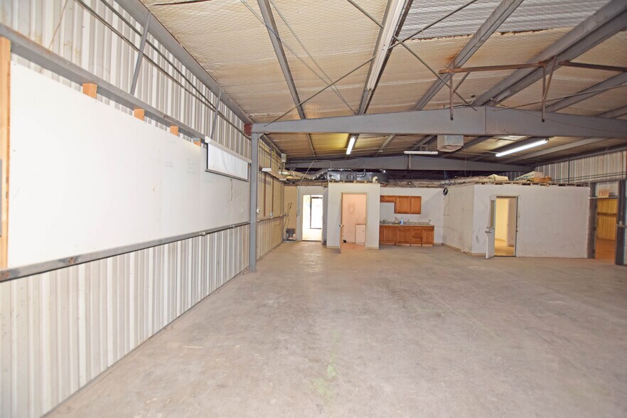 More Photos Of 305 E 57th St, Odessa Warehouse For Sale