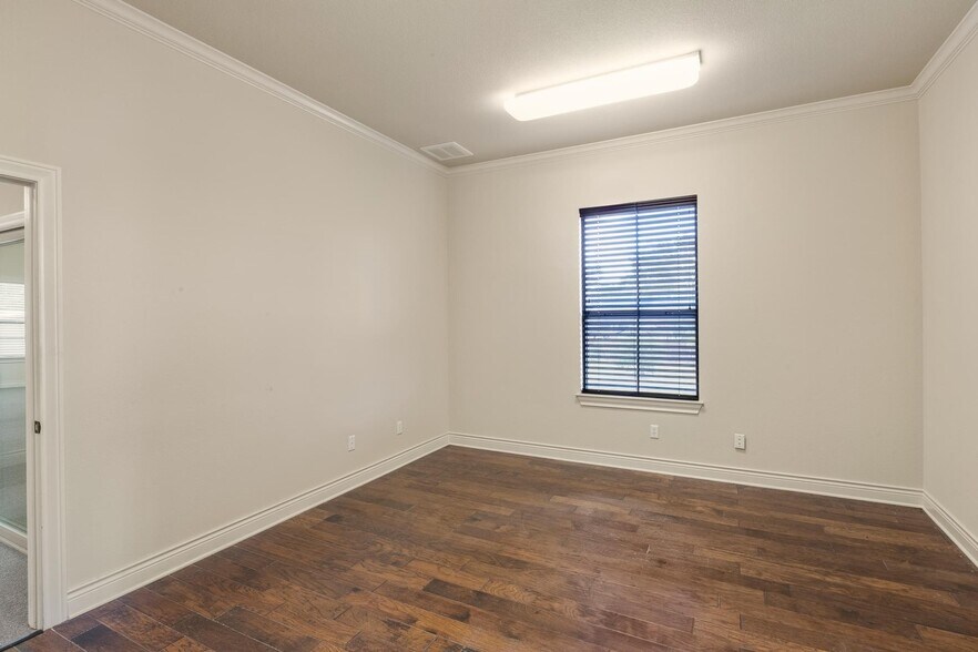 More Photos Of 105 Applewood Dr, Cedar Creek Office For Sale