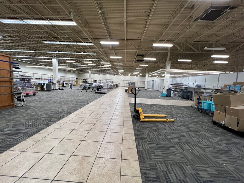 More Photos Of 613 S Dugan Rd, Wichita Freestanding For Lease