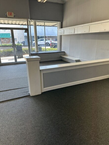 More Photos Of 605 E Commerce St, Greenville Storefront Retail Residential For Lease