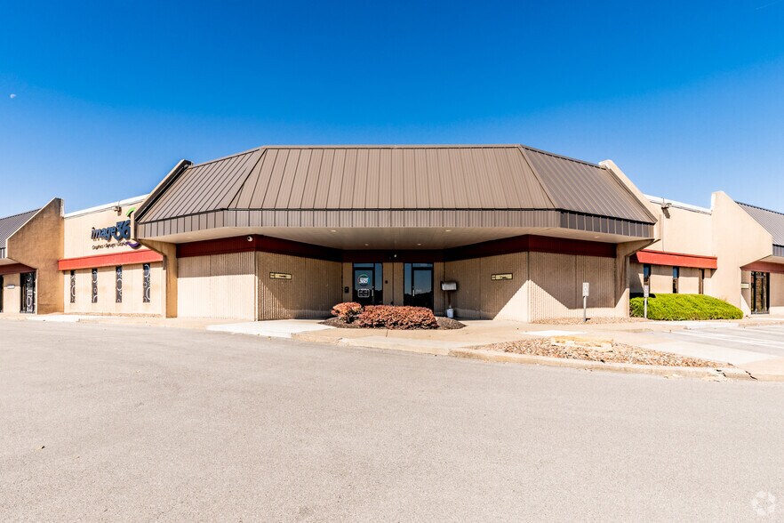 More Photos Of 1134-1150 W Cambridge Circle Dr, Kansas City Light Distribution For Lease