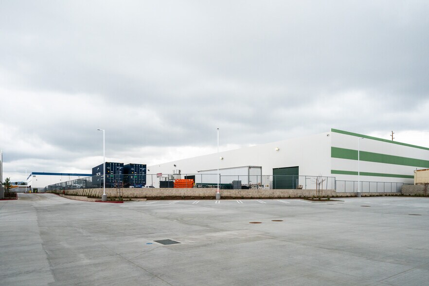 More Photos Of 3071 E Coronado St, Anaheim Warehouse For Lease