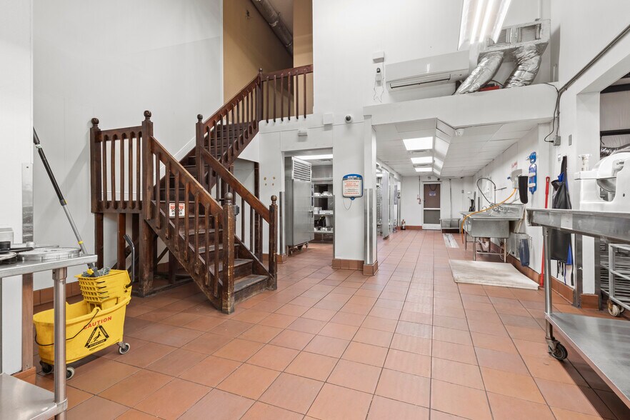 More Photos Of 1250-1264 SW Biltmore St, Port Saint Lucie Warehouse For Sale