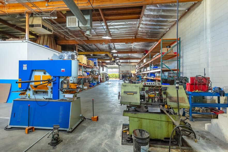 More Photos Of 425 Park Ave, San Fernando Warehouse For Sale