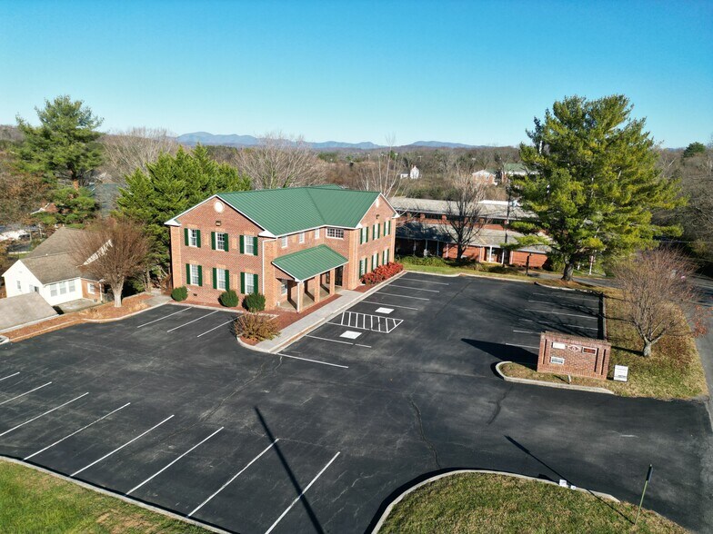 More Photos Of 5 W Back St, Fincastle Office For Lease