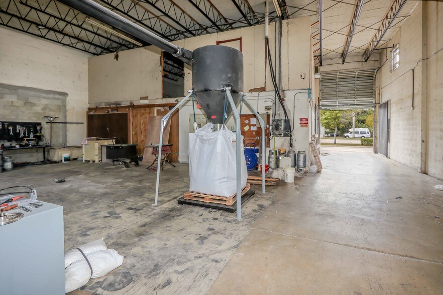 More Photos Of 14935 NW 27th Ave, Opa Locka Warehouse For Lease