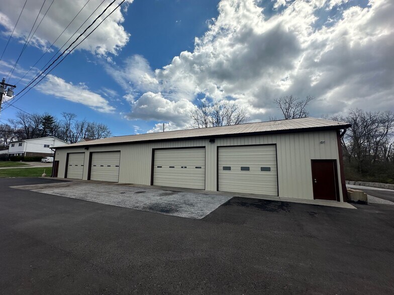 More Photos Of 700 Main St, Elsmere Warehouse For Lease