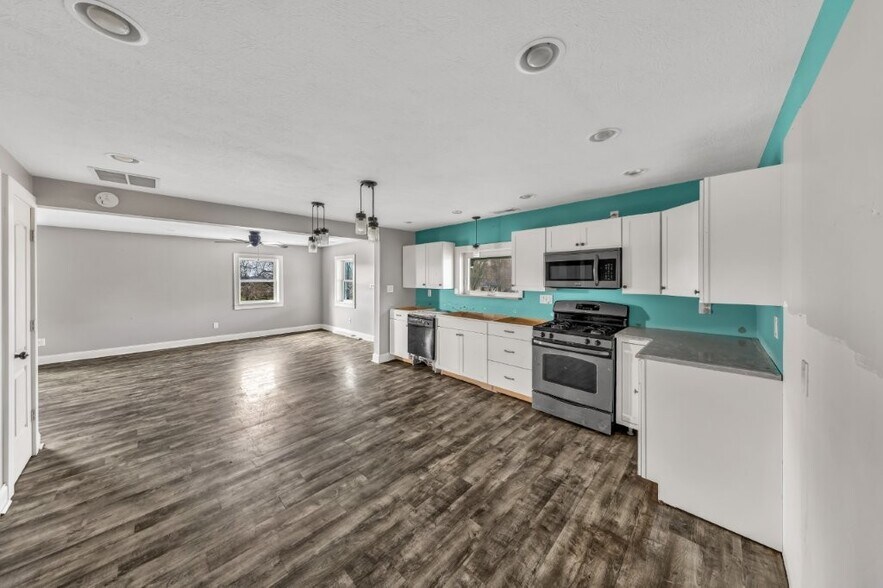 More Photos Of 5982 W State Road 32, Anderson Service Station For Sale