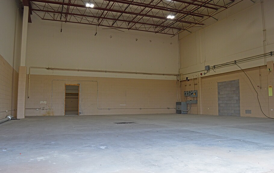 More Photos Of 221 Winnipeg St N, Regina Light Distribution For Lease