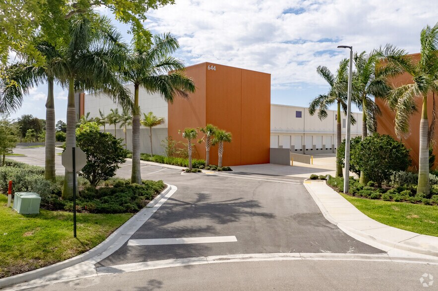 More Photos Of 644-646 Park of Commerce Way, Boca Raton Warehouse For Lease