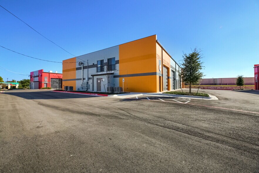 More Photos Of 2100 Double Creek Dr, Round Rock Warehouse For Lease