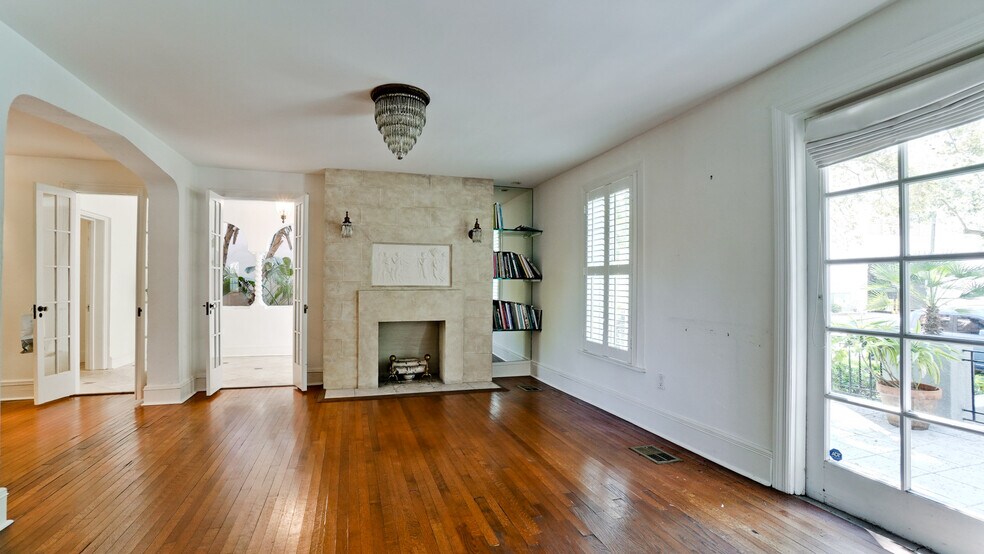 More Photos Of 1215 N Palm Ave, Sarasota Office For Sale