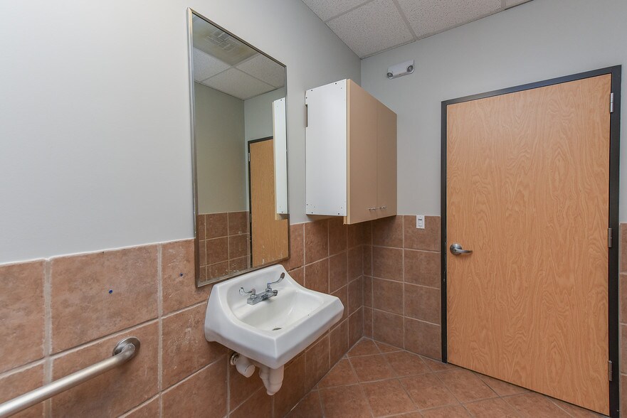 More Photos Of 5751 Blythewood St, Houston Unknown For Lease