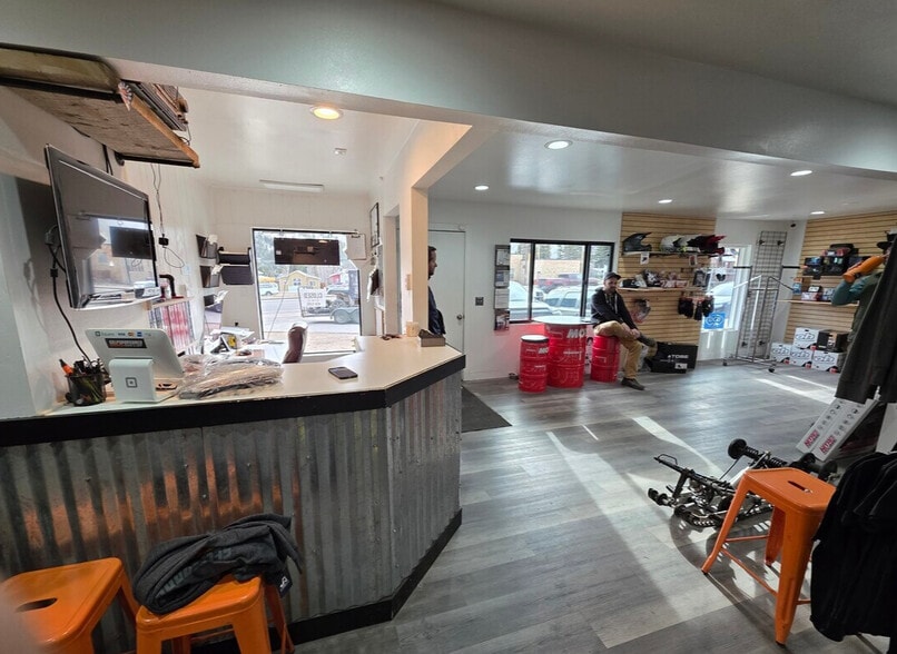 More Photos Of 335 E Park Ave, Empire General Retail For Lease