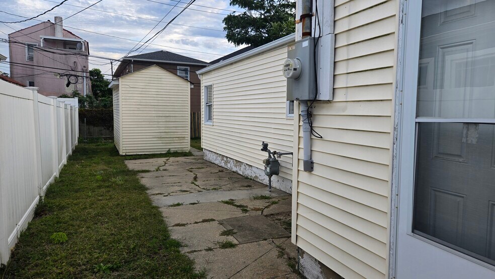 More Photos Of 724 E Park Ave, Long Beach Office For Lease