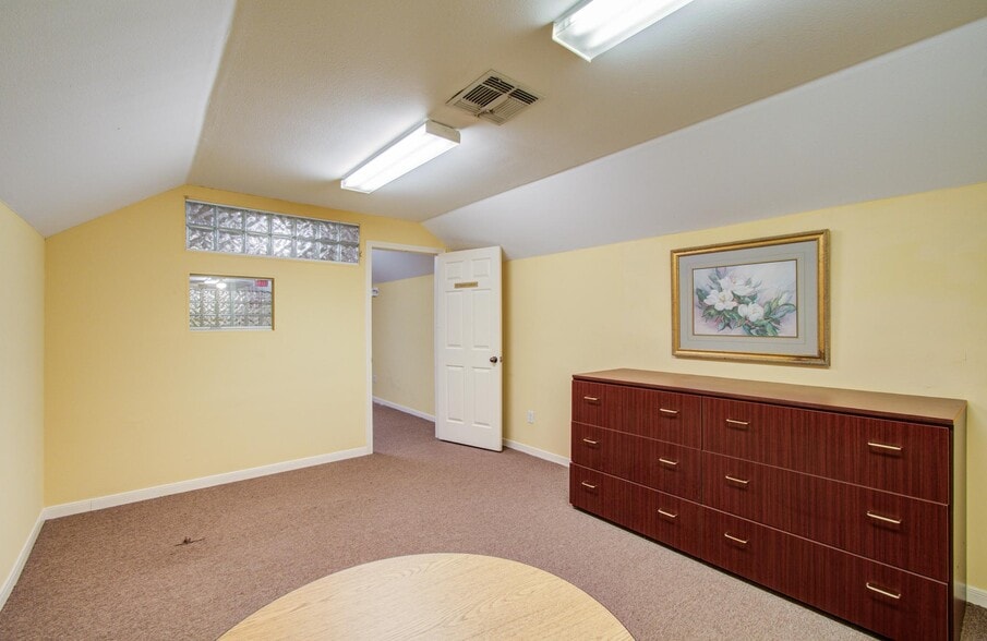 More Photos Of 11201 Steeplepark Dr, Houston Office Residential For Sale