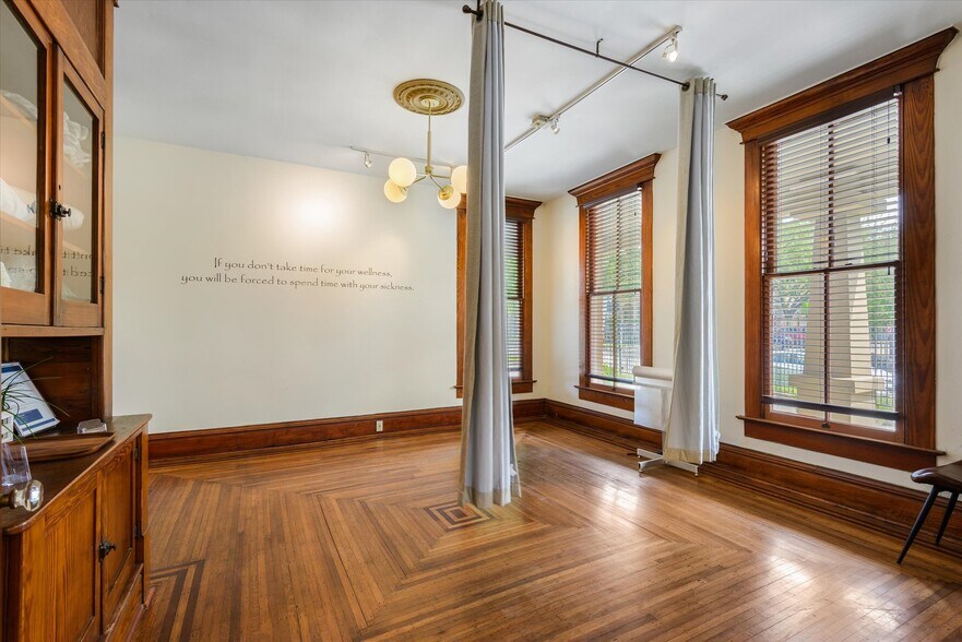 More Photos Of 119 E 20th St, Houston Office Residential For Sale