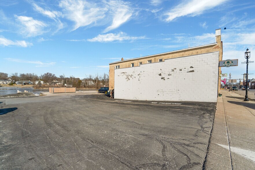 More Photos Of 127 W Main St, Omro Storefront Retail Office For Sale