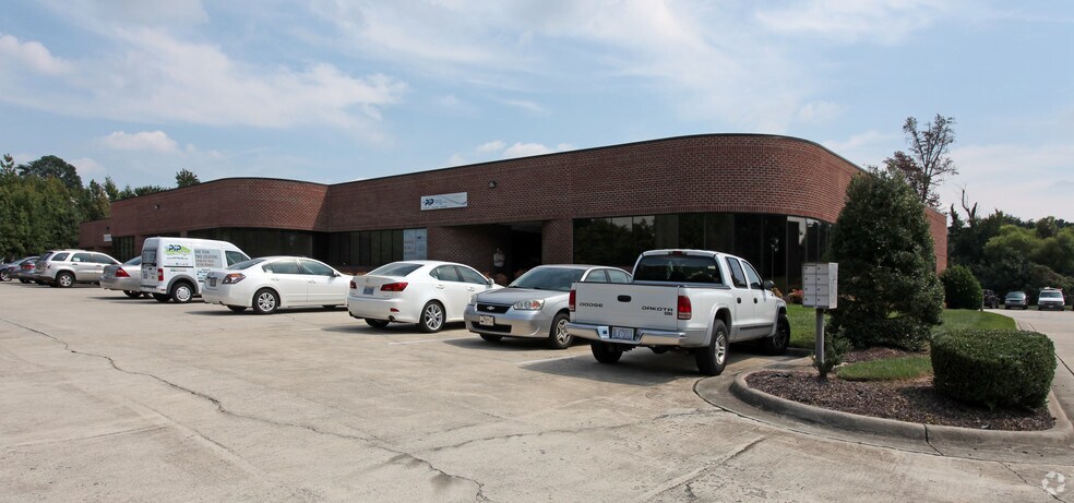 More Photos Of 4214 Beechwood Dr, Greensboro Flex For Lease
