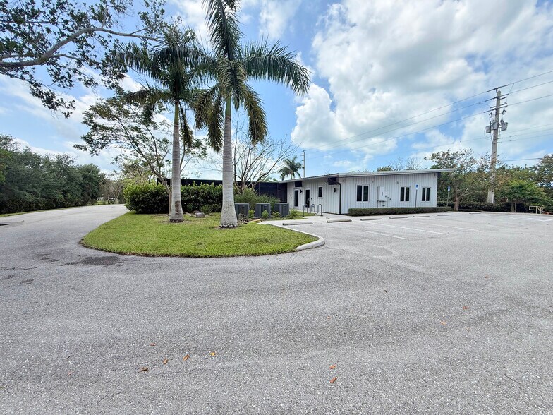 More Photos Of 6051 Bayshore Dr, Naples Daycare Center For Sale
