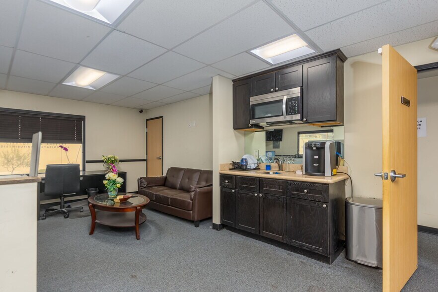 More Photos Of 7131-7133 Darby Ave, Reseda Office For Sale