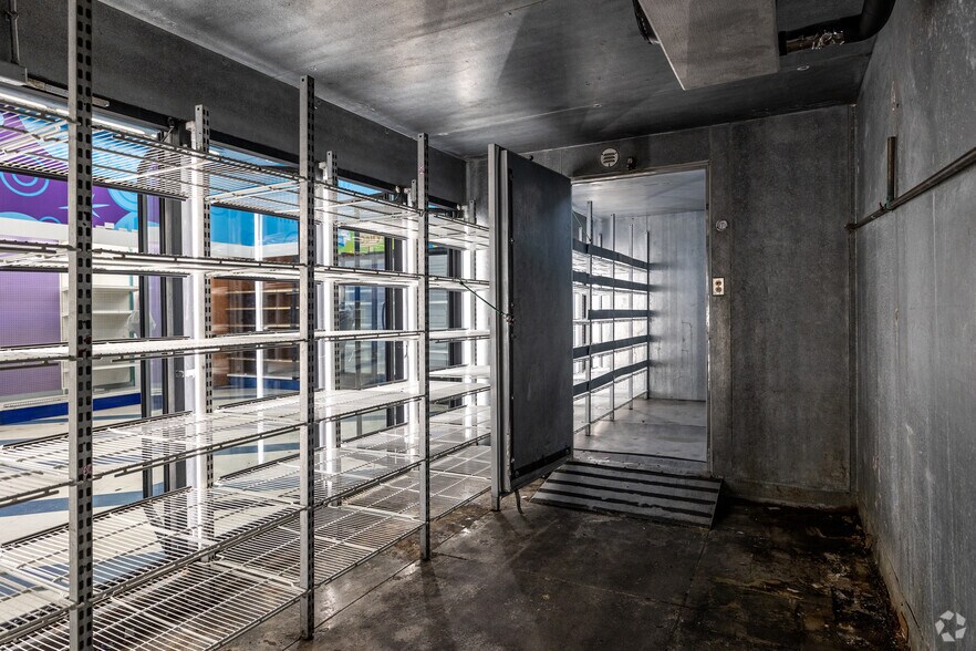 More Photos Of 852 N La Brea Ave, Los Angeles Freestanding For Lease