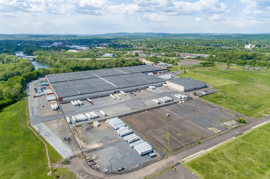 More Photos Of 1000 Armand Hammer Blvd, Pottstown Warehouse For Lease