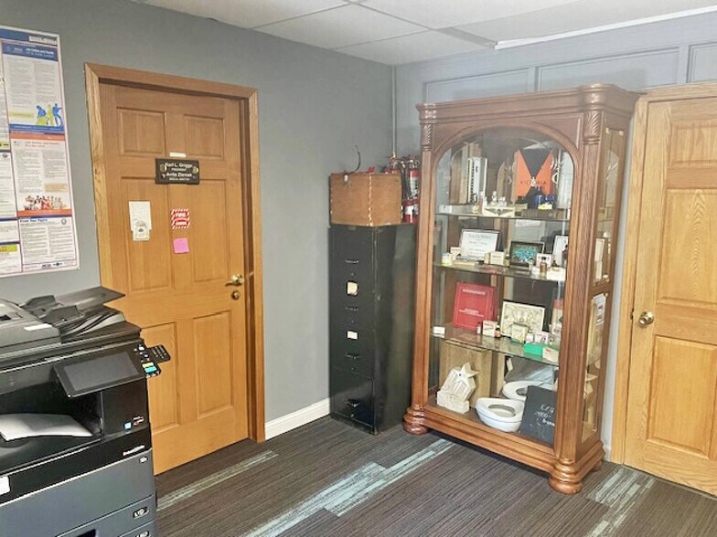 More Photos Of 1516 S Lincoln Ave, Salem Freestanding For Sale