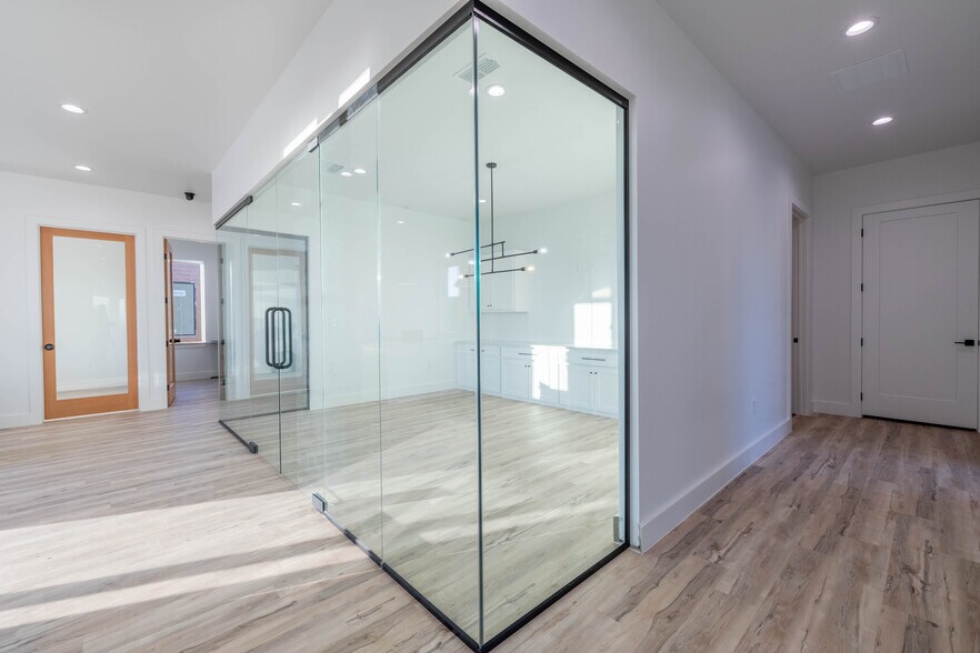 More Photos Of 8343 Upland Ave, Lubbock Office For Sale