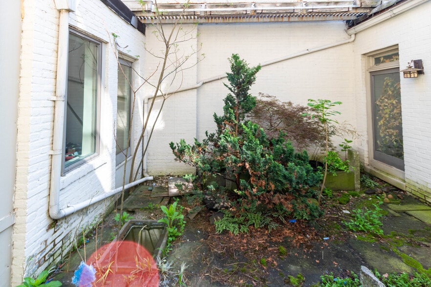 More Photos Of 115 W Saratoga St, Baltimore Storefront Retail Residential For Sale