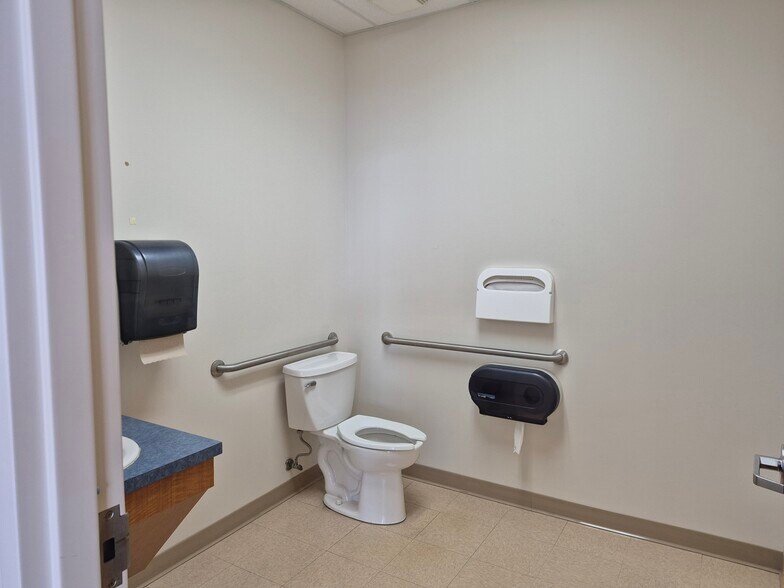 More Photos Of 942 Cherry St, Blanchester Unknown For Lease