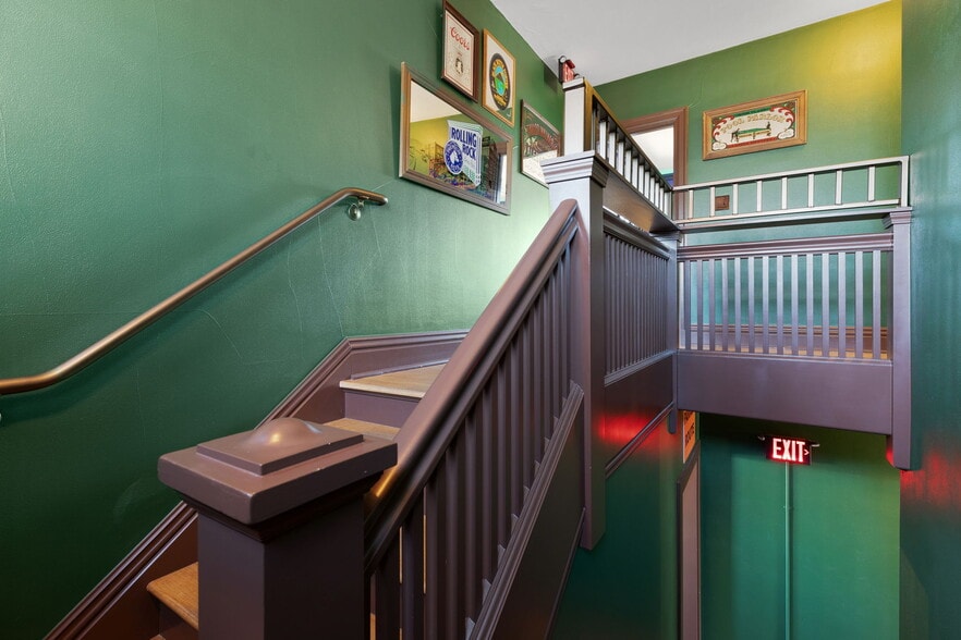 More Photos Of 883 SW Church St, Dallas Restaurant For Sale