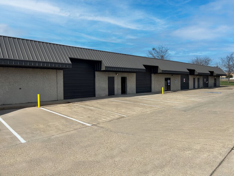 More Photos Of 205 Executive Way, DeSoto Light Manufacturing For Lease