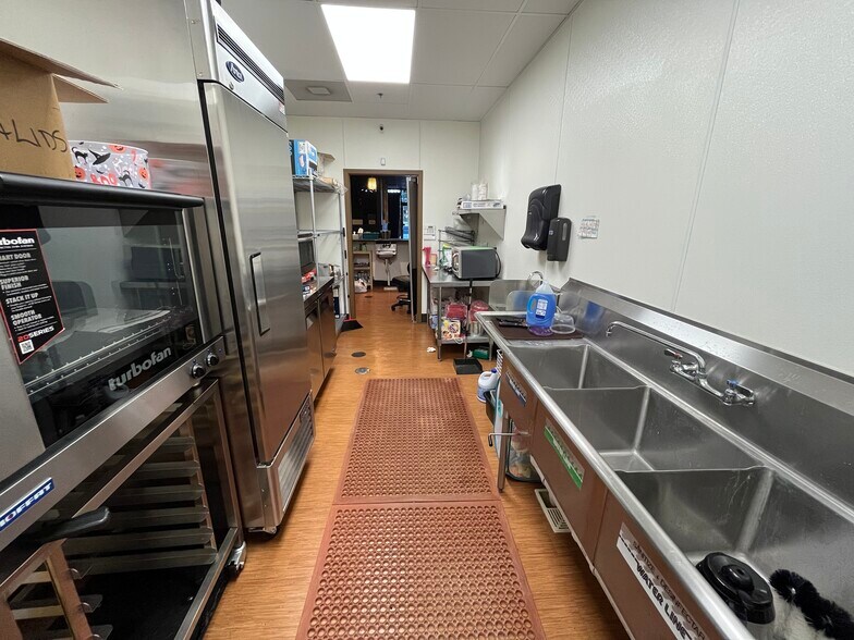 More Photos Of 2306-2332 Hassell Rd, Hoffman Estates General Retail For Sale