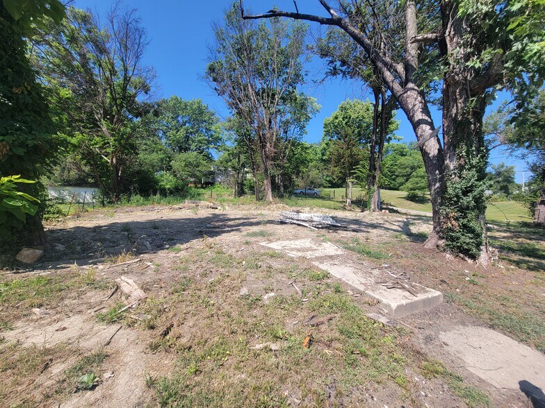 More Photos Of 505 S 4th St, Clarksville Land For Sale